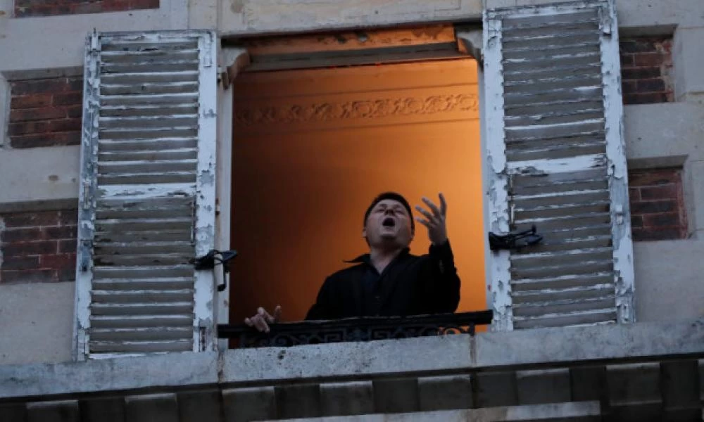 Γαλλία: Ένας τενόρος τραγουδάει από το παράθυρό του στο Παρίσι